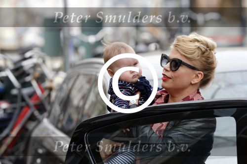 Amsterdam 17 april 2013
Anne marie Jung met haar dochter Sue op de cornelis schuytstraat
Peter Smulders bv