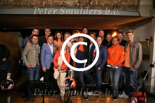 Amsterdam, 9 April 2013
Persmoment BN-ers tijdens opnames lied voor koningin Beatrix
met o.a. Winston Gerschtanowitz, Albert Verlinde,Wolter Kroes, Danny de Munk, Edwin Evers, Frans Bauer, Rene Froger, Danny Froger, Pia Douwes, Willeke Alberti, Lieke v Lexmond, Sandra Reemer, Josje Huisman, Xander de Buisonje, Najib Amhall, Ralf Mackenbach
Foto Peter Smulders BV