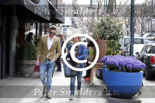 Amsterdam 16 april 2013
Caroline Tensen tijdens fotoshoot op de cornelis schuytstraat met oa Fred v Leer en haar kinderen Lotte en Bob.
Peter Smulders bv