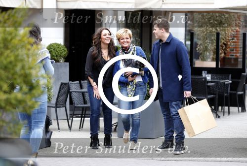 Amsterdam 16 april 2013
Caroline Tensen tijdens fotoshoot op de cornelis schuytstraat met oa Fred v Leer en haar kinderen Lotte en Bob.
Peter Smulders bv