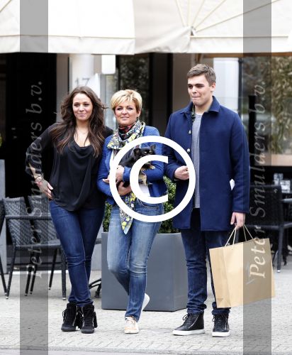 Amsterdam 16 april 2013
Caroline Tensen tijdens fotoshoot op de cornelis schuytstraat met oa Fred v Leer en haar kinderen Lotte en Bob.
Peter Smulders bv