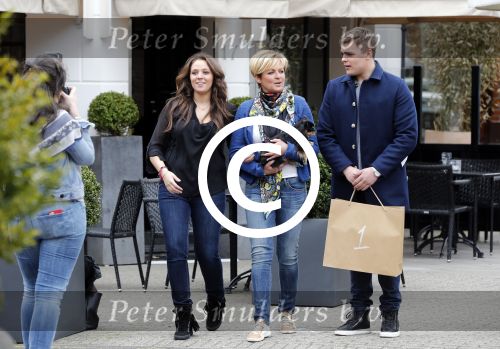 Amsterdam 16 april 2013
Caroline Tensen tijdens fotoshoot op de cornelis schuytstraat met oa Fred v Leer en haar kinderen Lotte en Bob.
Peter Smulders bv