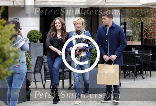 Amsterdam 16 april 2013
Caroline Tensen tijdens fotoshoot op de cornelis schuytstraat met oa Fred v Leer en haar kinderen Lotte en Bob.
Peter Smulders bv