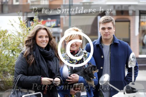 Amsterdam 16 april 2013
Caroline Tensen tijdens fotoshoot op de cornelis schuytstraat met oa Fred v Leer en haar kinderen Lotte en Bob.
Peter Smulders bv