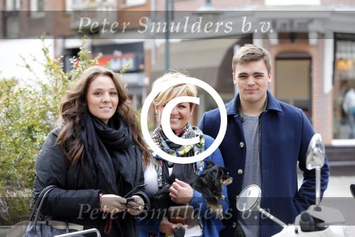 Amsterdam 16 april 2013
Caroline Tensen tijdens fotoshoot op de cornelis schuytstraat met oa Fred v Leer en haar kinderen Lotte en Bob.
Peter Smulders bv