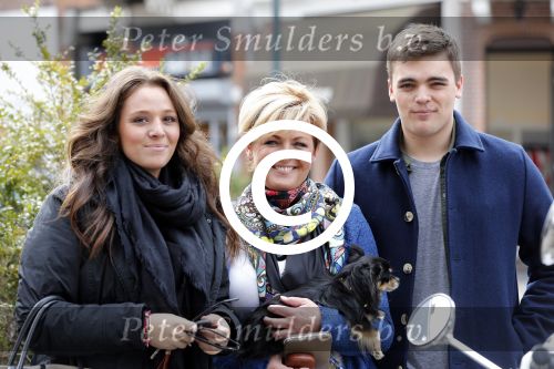 Amsterdam 16 april 2013
Caroline Tensen tijdens fotoshoot op de cornelis schuytstraat met oa Fred v Leer en haar kinderen Lotte en Bob.
Peter Smulders bv