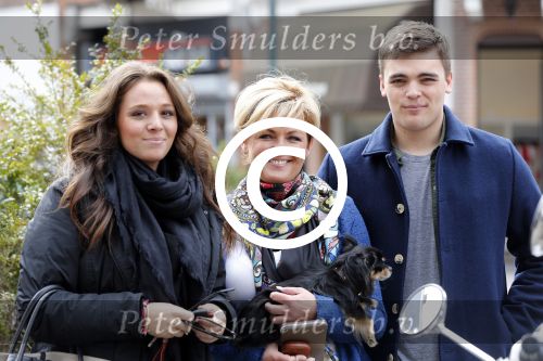 Amsterdam 16 april 2013
Caroline Tensen tijdens fotoshoot op de cornelis schuytstraat met oa Fred v Leer en haar kinderen Lotte en Bob.
Peter Smulders bv