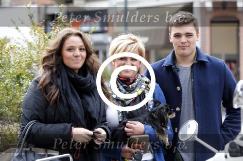 Amsterdam 16 april 2013
Caroline Tensen tijdens fotoshoot op de cornelis schuytstraat met oa Fred v Leer en haar kinderen Lotte en Bob.
Peter Smulders bv