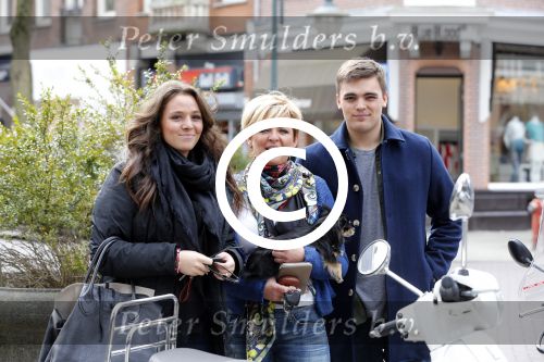 Amsterdam 16 april 2013
Caroline Tensen tijdens fotoshoot op de cornelis schuytstraat met oa Fred v Leer en haar kinderen Lotte en Bob.
Peter Smulders bv