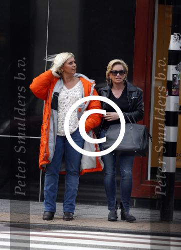 Amsterdam 13 april 2013
Connie Breukhoven met een vriendin op de pc hoofstraat.
Peter Smulders bv
