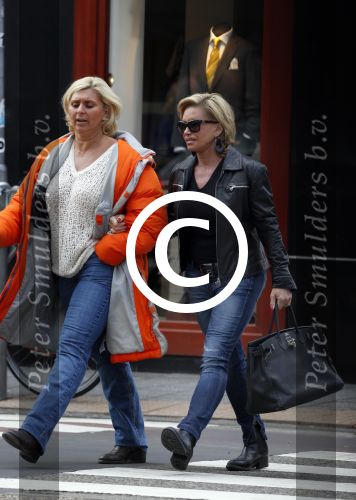 Amsterdam 13 april 2013
Connie Breukhoven met een vriendin op de pc hoofstraat.
Peter Smulders bv