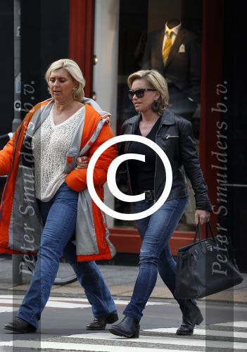 Amsterdam 13 april 2013
Connie Breukhoven met een vriendin op de pc hoofstraat.
Peter Smulders bv