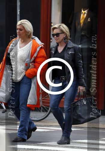 Amsterdam 13 april 2013
Connie Breukhoven met een vriendin op de pc hoofstraat.
Peter Smulders bv