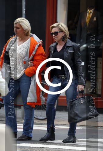 Amsterdam 13 april 2013
Connie Breukhoven met een vriendin op de pc hoofstraat.
Peter Smulders bv