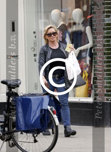 Amsterdam 17 april 2013
Connie Breukhoven doet boodschappen in amsterdam zuid.
Peter Smulders bv
