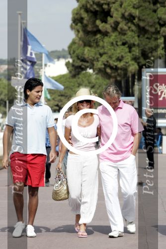 Cannes 19 juli 2004
Hans Breukhoven , Connie Breukhoven en Marvin en Edwin op boulevard van Cannes.
Peter Smulders bv
