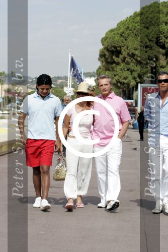 Cannes 19 juli 2004
Hans Breukhoven , Connie Breukhoven en Marvin en Edwin op boulevard van Cannes.
Peter Smulders bv