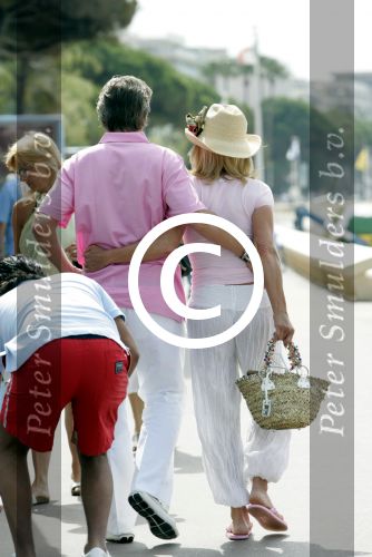Cannes 19 juli 2004
Hans Breukhoven , Connie Breukhoven en Marvin en Edwin op boulevard van Cannes.
Peter Smulders bv