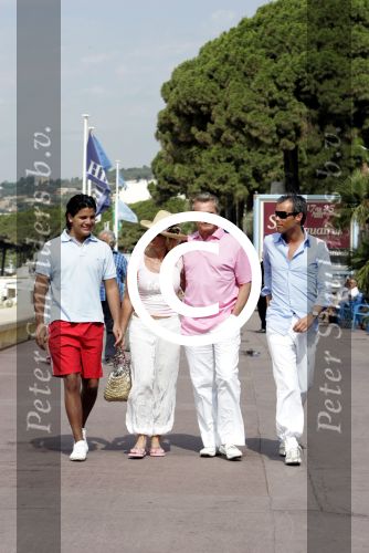 Cannes 19 juli 2004
Hans Breukhoven , Connie Breukhoven en Marvin en Edwin op boulevard van Cannes.
Peter Smulders bv