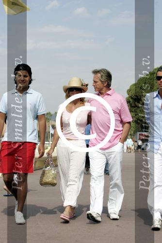 Cannes 19 juli 2004
Hans Breukhoven , Connie Breukhoven en Marvin en Edwin op boulevard van Cannes.
Peter Smulders bv
