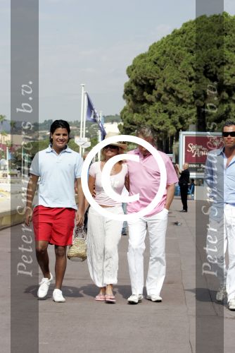 Cannes 19 juli 2004
Hans Breukhoven , Connie Breukhoven en Marvin en Edwin op boulevard van Cannes.
Peter Smulders bv