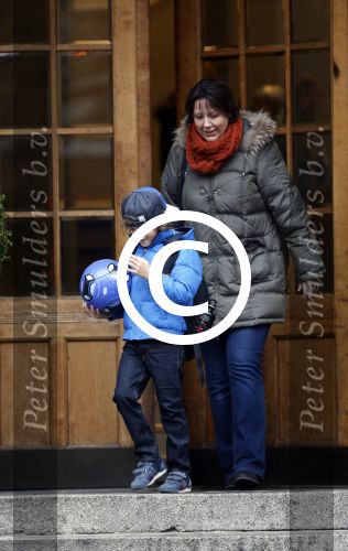 Hamburg 9 april 2013
Damian v d Vaart wordt door de nanny/aupair naar school gebracht
Peter Smulders bv