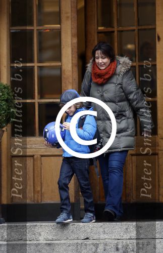 Hamburg 9 april 2013
Damian v d Vaart wordt door de nanny/aupair naar school gebracht
Peter Smulders bv