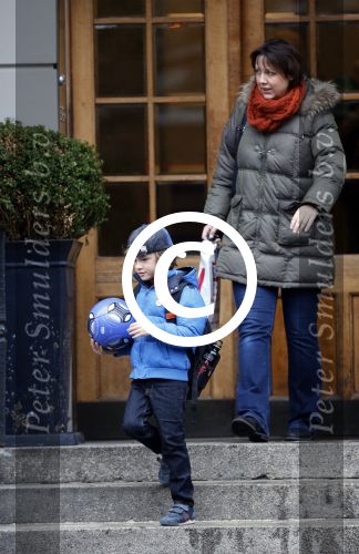 Hamburg 9 april 2013
Damian v d Vaart wordt door de nanny/aupair naar school gebracht
Peter Smulders bv