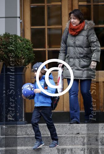 Hamburg 9 april 2013
Damian v d Vaart wordt door de nanny/aupair naar school gebracht
Peter Smulders bv