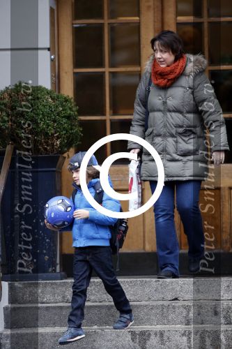 Hamburg 9 april 2013
Damian v d Vaart wordt door de nanny/aupair naar school gebracht
Peter Smulders bv
