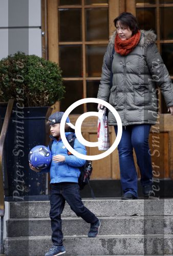 Hamburg 9 april 2013
Damian v d Vaart wordt door de nanny/aupair naar school gebracht
Peter Smulders bv