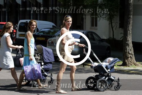 Amsterdam 29 juli 2004
Danielle Overgaag met Fiene en Dani Bles op Cornelis Schuytstraat
Peter Smulders bv