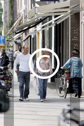 Amsterdam 1 juli 2004
Dennis Bergkamp winkelen op de PC Hooftstraat met zijn vrouw Henriette.
Peter Smulders bv