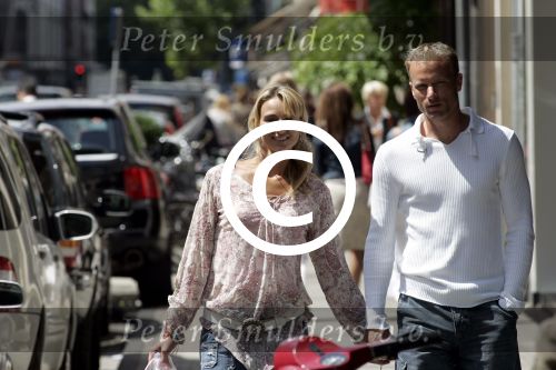 Amsterdam 1 juli 2004
Dennis Bergkamp winkelen op de PC Hooftstraat met zijn vrouw Henriette.
Peter Smulders bv