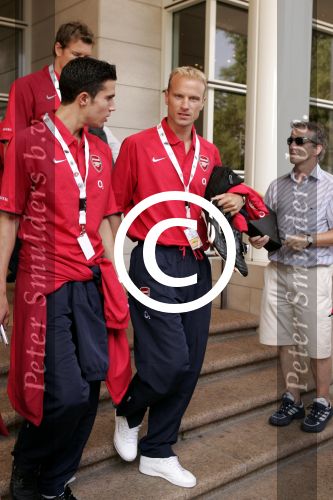 Amsterdam 30 juli 2004
Arsenal verlaat het Hilton hotel. Dennis Bergkamp en Robin v Persie
Peter Smulders bv