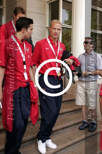 Amsterdam 30 juli 2004
Arsenal verlaat het Hilton hotel. Dennis Bergkamp en Robin v Persie
Peter Smulders bv