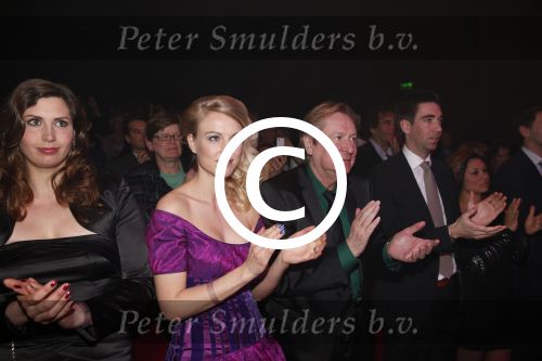 Amsterdam 2 april 2013
Liesbeth List krijgt uit handen van Mies Bouwman de radio Nostalgia ouvre award in het nieuwe de la mar theater. Elisah Braaksma en haar vader
Peter Smulders bv