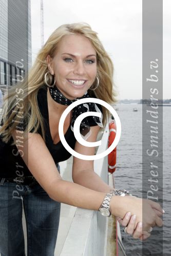 Amsterdam 20 juli 2004
Perspresentatie SBS ^ NET5 en Veronica.
Ellemieke Vermolen.
Peter Smulders bv