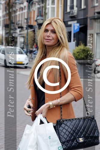 Amsterdam 17 april 2013
Estelle Cruijff doet boodschappen op de cornelis schuytstraat
Peter Smulders bv