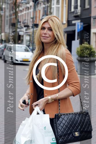 Amsterdam 17 april 2013
Estelle Cruijff doet boodschappen op de cornelis schuytstraat
Peter Smulders bv