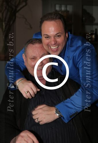 Fijnaart, 21 April 2013
Eerste Heilige Communie Frans Bauer Jr.
Chris Bauer enzoon Frans Bauer
Foto Peter Smulders