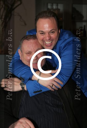 Fijnaart, 21 April 2013
Eerste Heilige Communie Frans Bauer Jr.
Chris Bauer enzoon Frans Bauer
Foto Peter Smulders