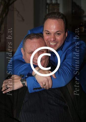 Fijnaart, 21 April 2013
Eerste Heilige Communie Frans Bauer Jr.
Chris Bauer enzoon Frans Bauer
Foto Peter Smulders