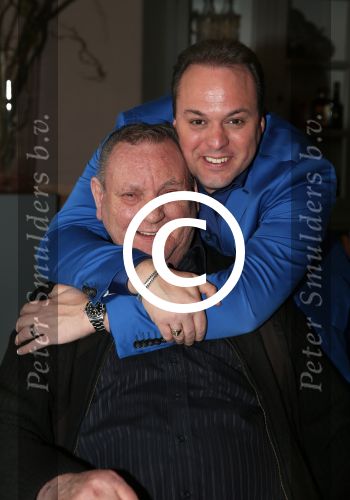 Fijnaart, 21 April 2013
Eerste Heilige Communie Frans Bauer Jr.
Chris Bauer enzoon Frans Bauer
Foto Peter Smulders