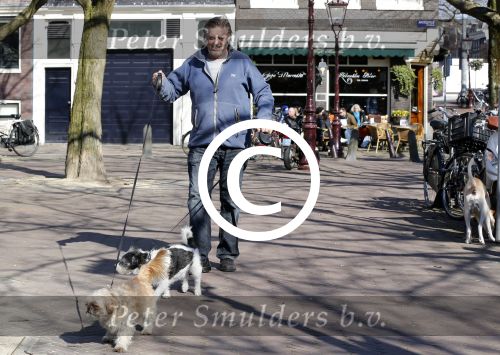 Amsterdam 2 april 2013
Hans v d Togt aan het wandelen met zijn hond en twee andere honden.
Peter Smulders bv