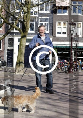 Amsterdam 2 april 2013
Hans v d Togt aan het wandelen met zijn hond en twee andere honden.
Peter Smulders bv