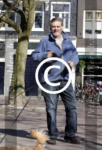 Amsterdam 2 april 2013
Hans v d Togt aan het wandelen met zijn hond en twee andere honden.
Peter Smulders bv