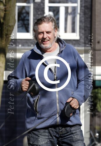 Amsterdam 2 april 2013
Hans v d Togt aan het wandelen met zijn hond en twee andere honden.
Peter Smulders bv