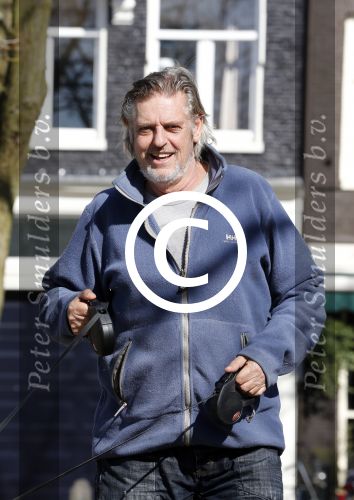 Amsterdam 2 april 2013
Hans v d Togt aan het wandelen met zijn hond en twee andere honden.
Peter Smulders bv