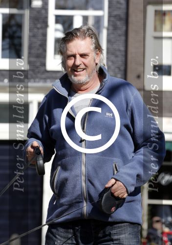 Amsterdam 2 april 2013
Hans v d Togt aan het wandelen met zijn hond en twee andere honden.
Peter Smulders bv